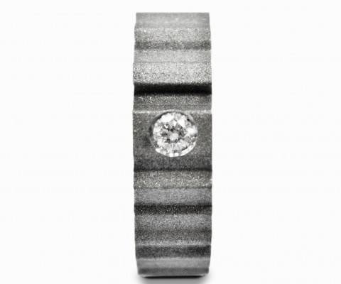 
	Anello in titanio con diamante

