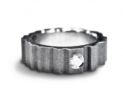 
	Anello in titanio con diamante
