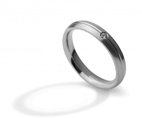 
	Comfort wedding ring 4 mm, natural titanium, satinized, 3 points white diamond F/G VS, central throat
