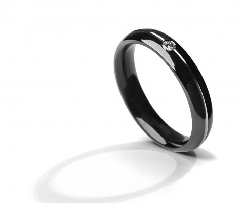 
	Comfort wedding ring 4 mm, black color pvd-dlc, polished, 3 points diamond F/G VS, central throat

