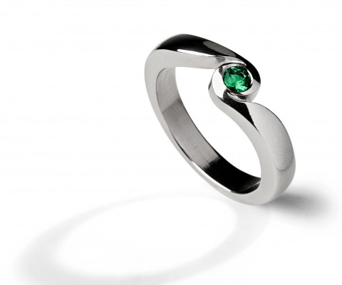 
	Anello personalizzato in titanio naturale e smeraldo da 10 punti
